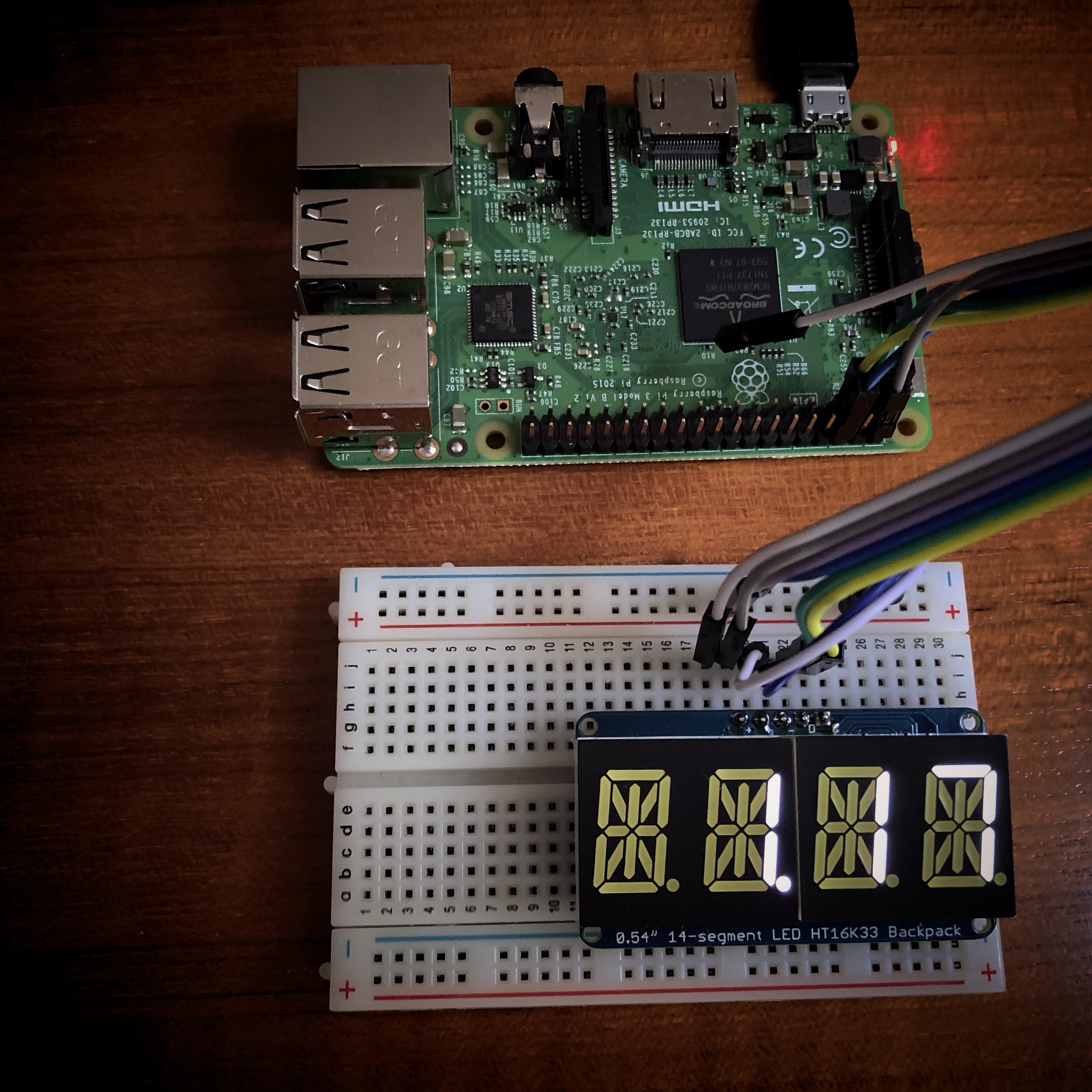 Photo Raspberry Pi and AlphaNum